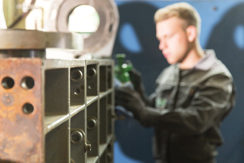 Karriere-Hilfsarbeiter-Fertigung 2400x1600